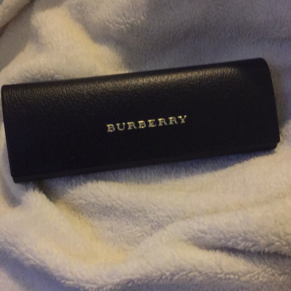 Burberry eye wear case ☺️